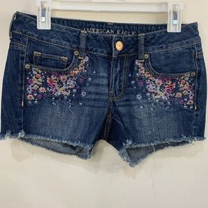 American Eagle Frayed Hem Floral Jean Shorts Blue Denim Size 4  Beach